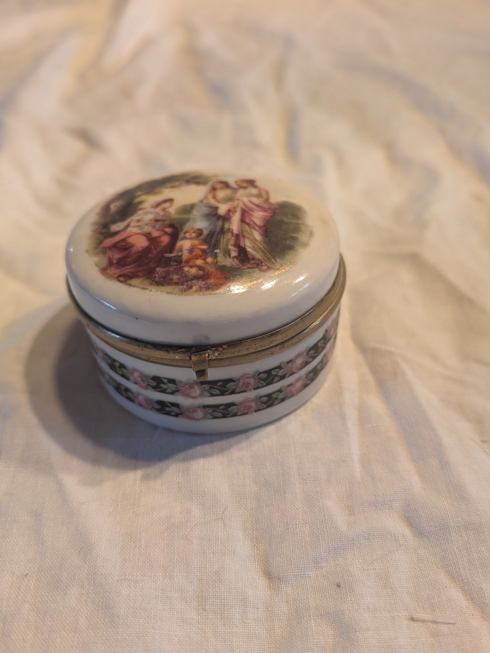 2/50$ Vintage White Porcelain Trinket Box with Pink Rose Banding